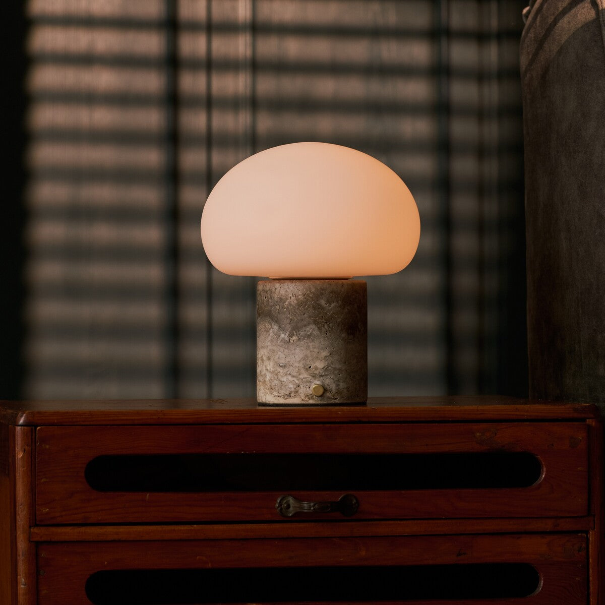 Rechargeable table lamp in silver travertine, cordless and dimmable, 18 cm diameter