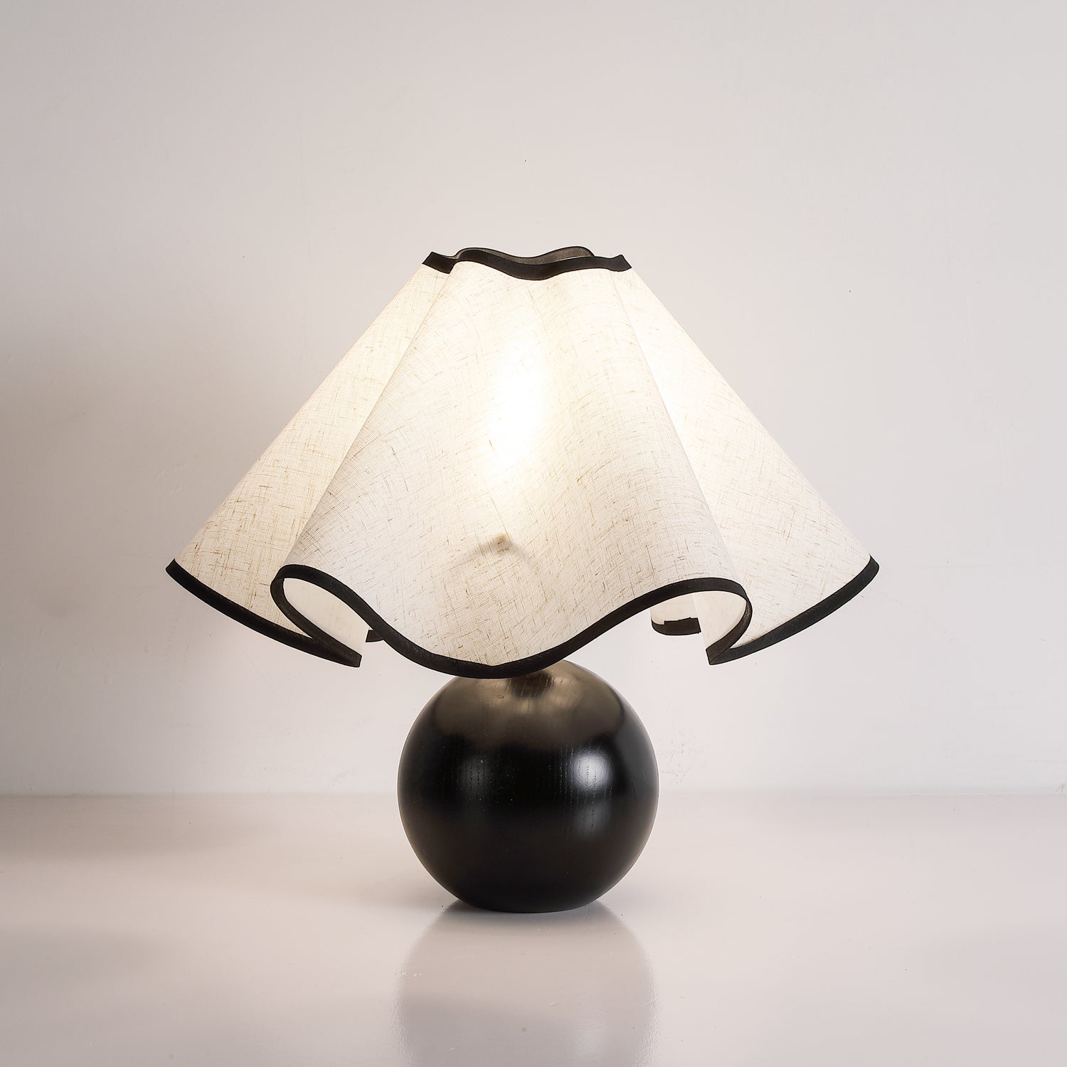 Solivian Wave Table Lamp - Dimmable LED - Sculptural Design