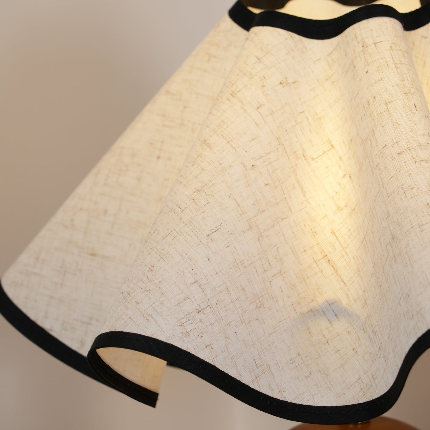 Solivian Wave Table Lamp - Dimmable LED - Sculptural Design